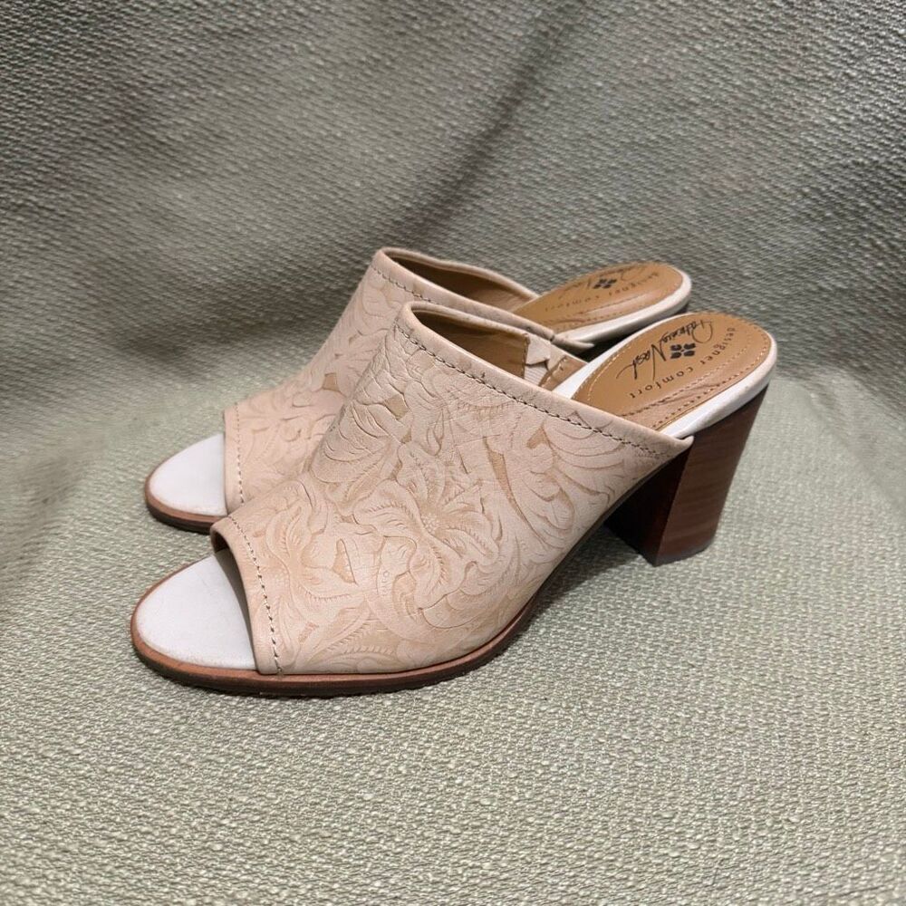 Patricia Nash Shelli Leather Patterned Beige Slip On High Heal Shoes Size 9 NWOT - Picture 2 of 10